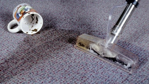 Потом только в ремонт: вещи, которые запрещено делать с пылесосом
