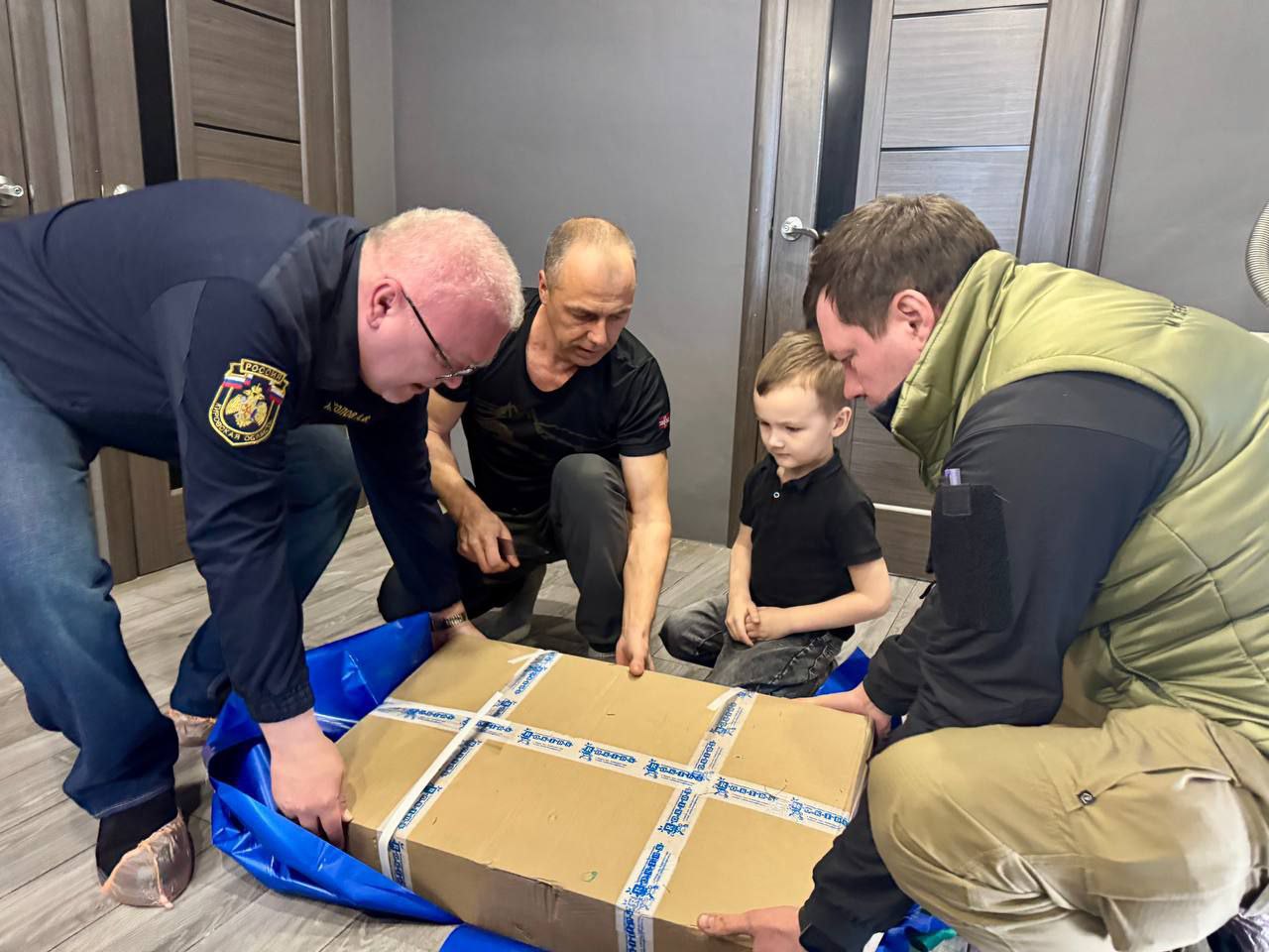 Александр Соколов лично доставил 5-летнему Марку из Веселовского округа подарок с "Елки желаний" Александр Соколов лично доставил 5-летнему Марку из Веселовского округа подарок с "Елки желаний"