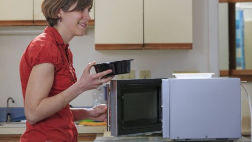 Ужасный запах в микроволновке исчезнет за 60 секунд: простая хитрость китайских хозяек