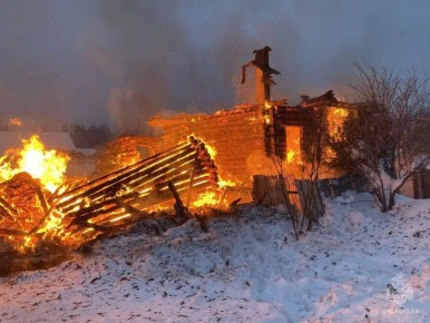 В Котельничском районе спасатели вытащили мужчину из полыхающего дома
