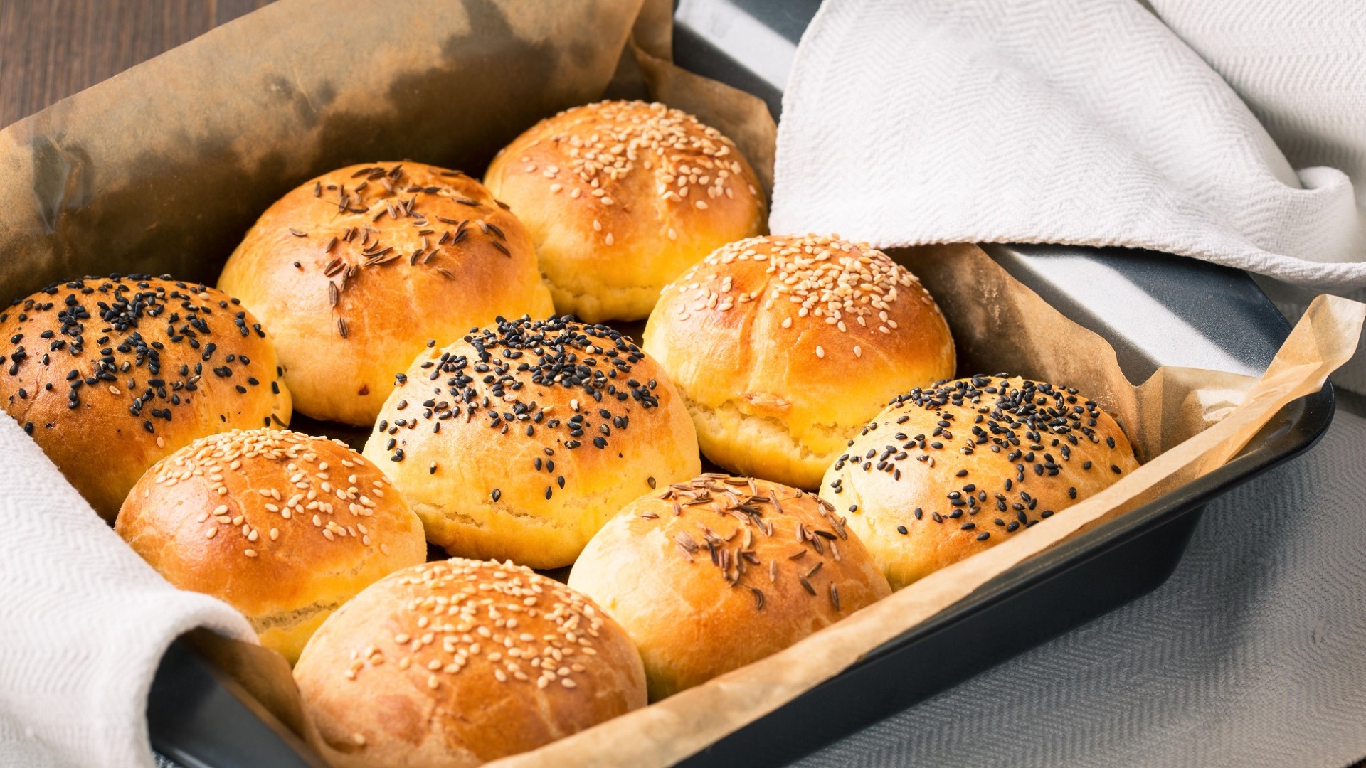 Побалуйте близких нежными булочками из капусты: сметут со стола мгновенно