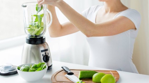 Ножи и чашу блендера легко отмоете от кусочков фруктов: даже губка не понадобится