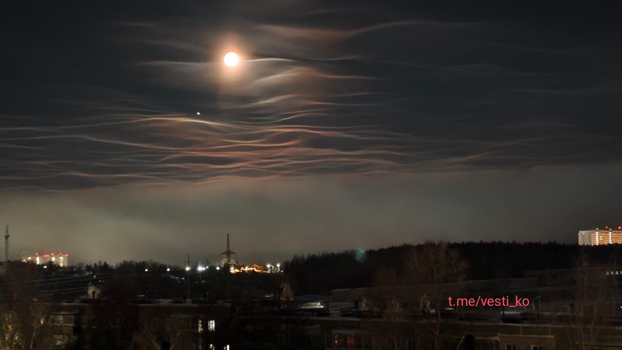 Луна и Юпитер сегодня ранним утром над Кировом Луна и Юпитер сегодня ранним утром над Кировом