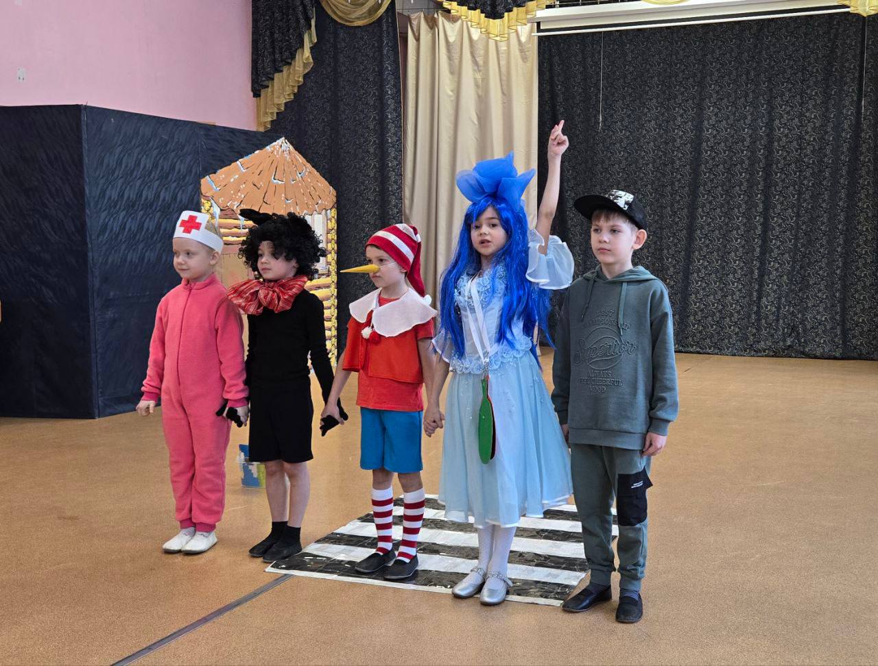 Юные жители областного центра стали участниками смотра-конкурса тематических агитбригад по безопасности дорожного движения «Азбука дорожной безопасности!» Юные жители областного центра стали участниками смотра-конкурса тематических агитбригад по безопасности дорожного движения «Азбука дорожной безопасности!»