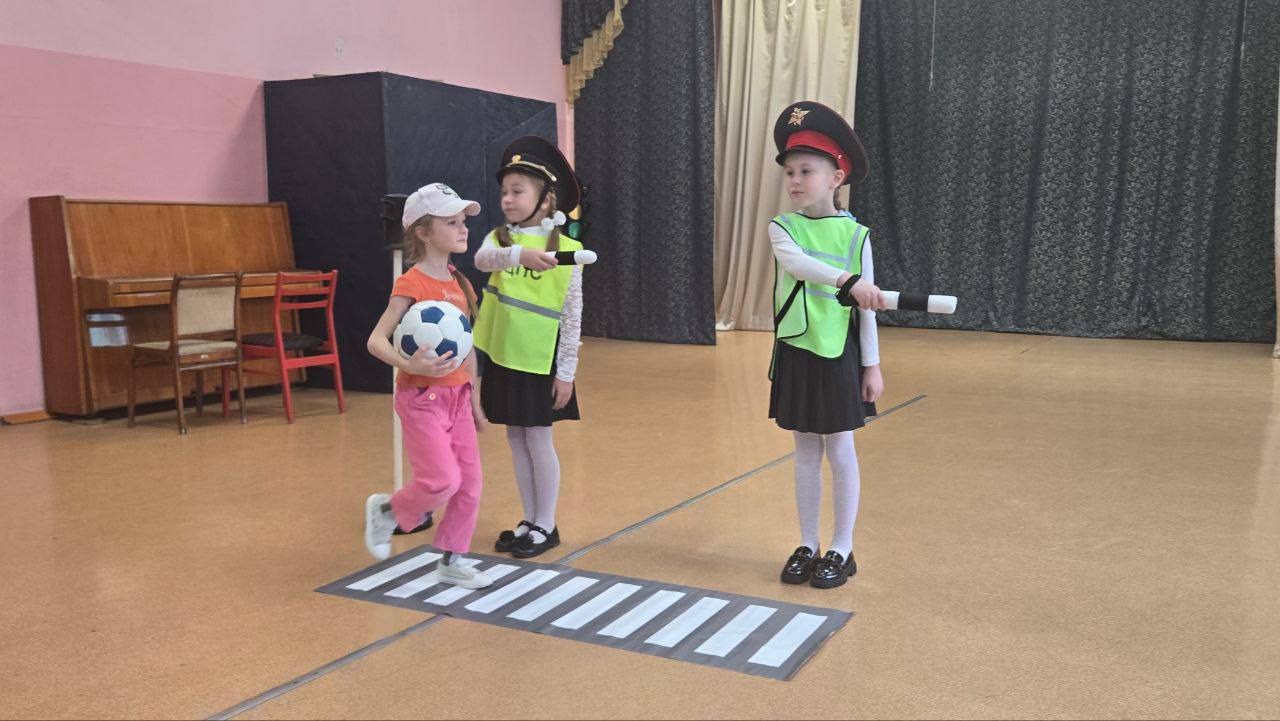 Юные жители областного центра стали участниками смотра-конкурса тематических агитбригад по безопасности дорожного движения «Азбука дорожной безопасности!» Юные жители областного центра стали участниками смотра-конкурса тематических агитбригад по безопасности дорожного движения «Азбука дорожной безопасности!»