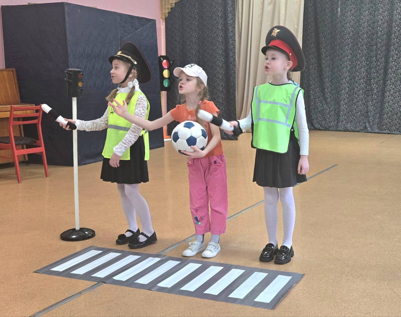 Юные жители областного центра стали участниками смотра-конкурса тематических агитбригад по безопасности дорожного движения «Азбука дорожной безопасности!» Юные жители областного центра стали участниками смотра-конкурса тематических агитбригад по безопасности дорожного движения «Азбука дорожной безопасности!»