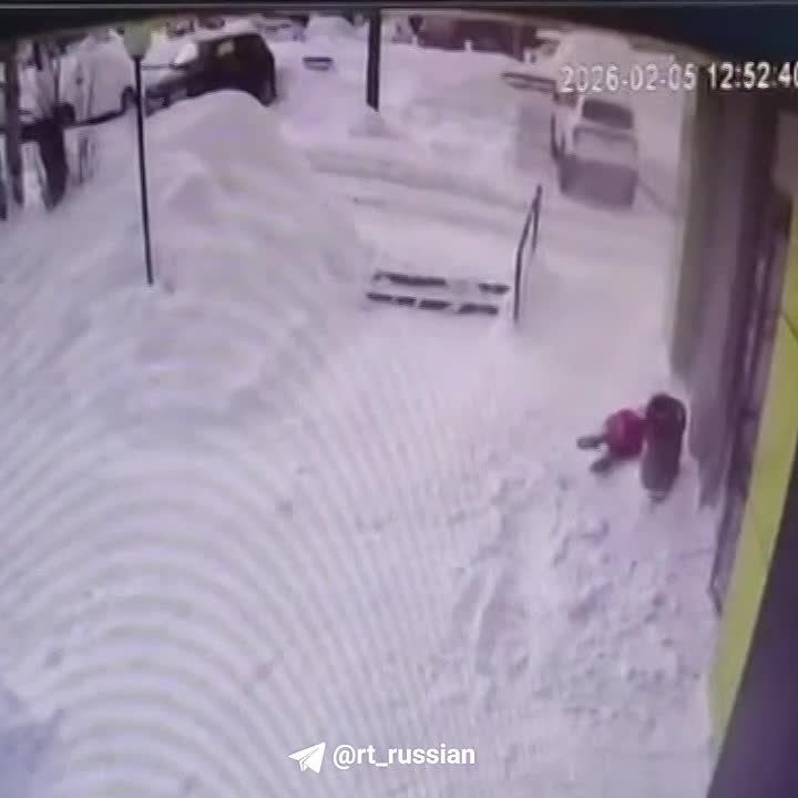 В Кирове снег с крыши многоэтажки рухнул на 11-летнюю девочку