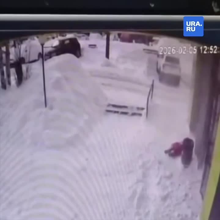 Глыба снега упала на ребенка в Кирове