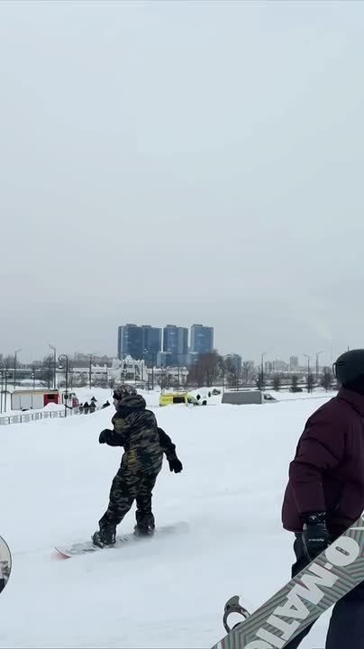 #кактамусоседей. В Казани прямо у стен Кремля накануне прошёл горнолыжный фестиваль