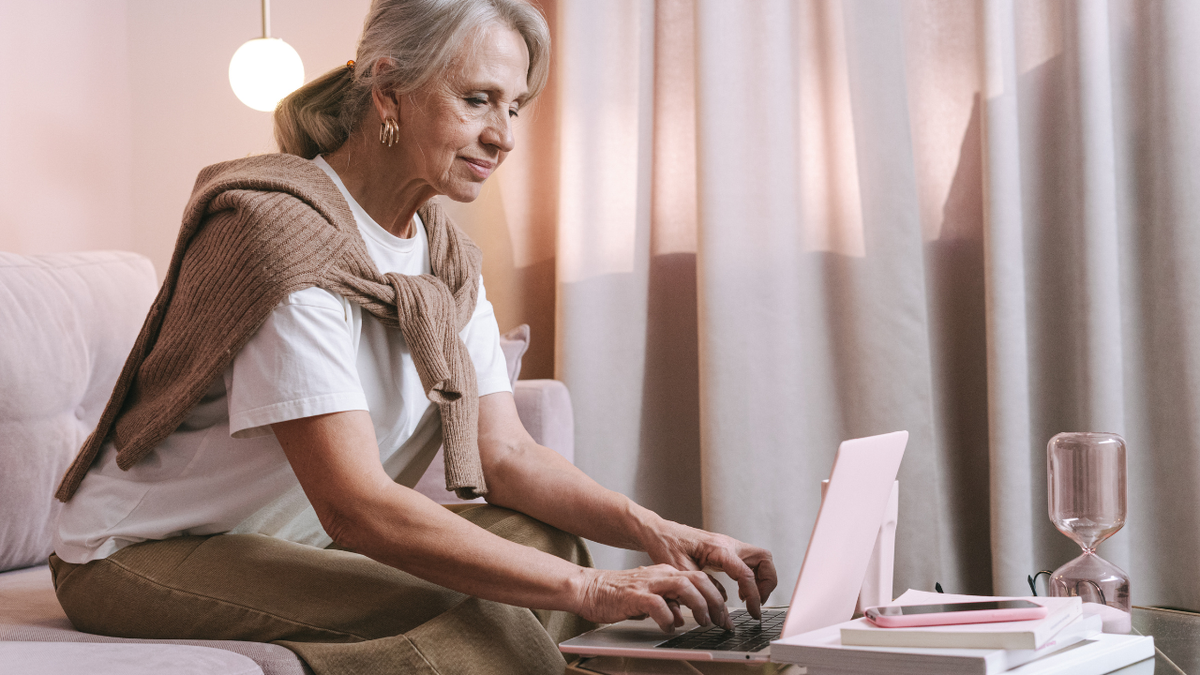 Заработок в интернете: пенсионеры попадают в трудные ситуации