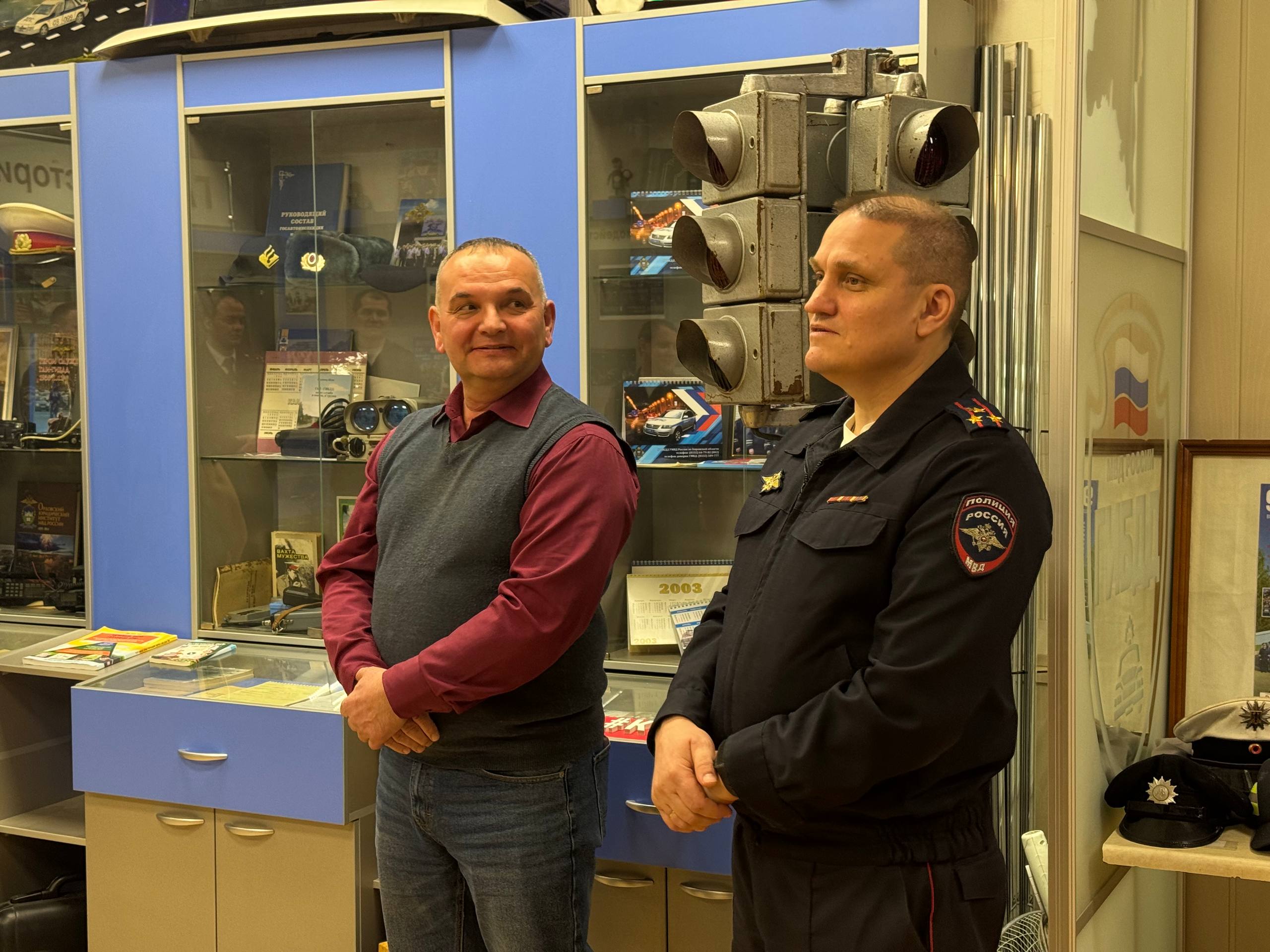 Заместитель главного государственного инспектора безопасности дорожного движения по Кировской области Сергей Лобанов поздравил личный состав с Днем образования регистрационно-экзаменационных подразделений Госавтоинспекции