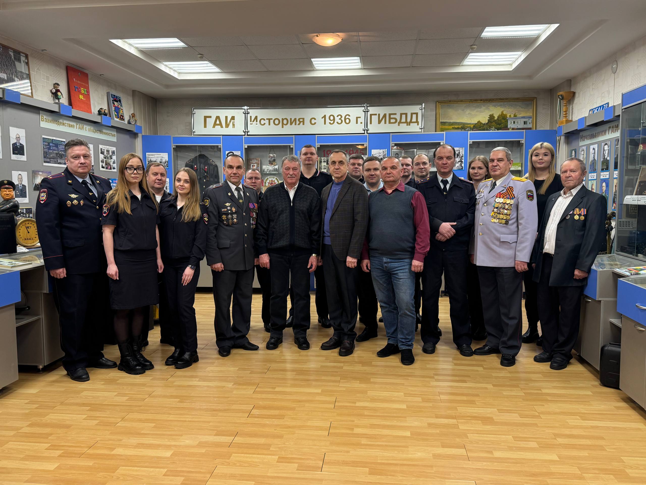 Заместитель главного государственного инспектора безопасности дорожного движения по Кировской области Сергей Лобанов поздравил личный состав с Днем образования регистрационно-экзаменационных подразделений Госавтоинспекции Заместитель главного государственного инспектора безопасности дорожного движения по Кировской области Сергей Лобанов поздравил личный состав с Днем образования регистрационно-экзаменационных подразделений Госавтоинспекции