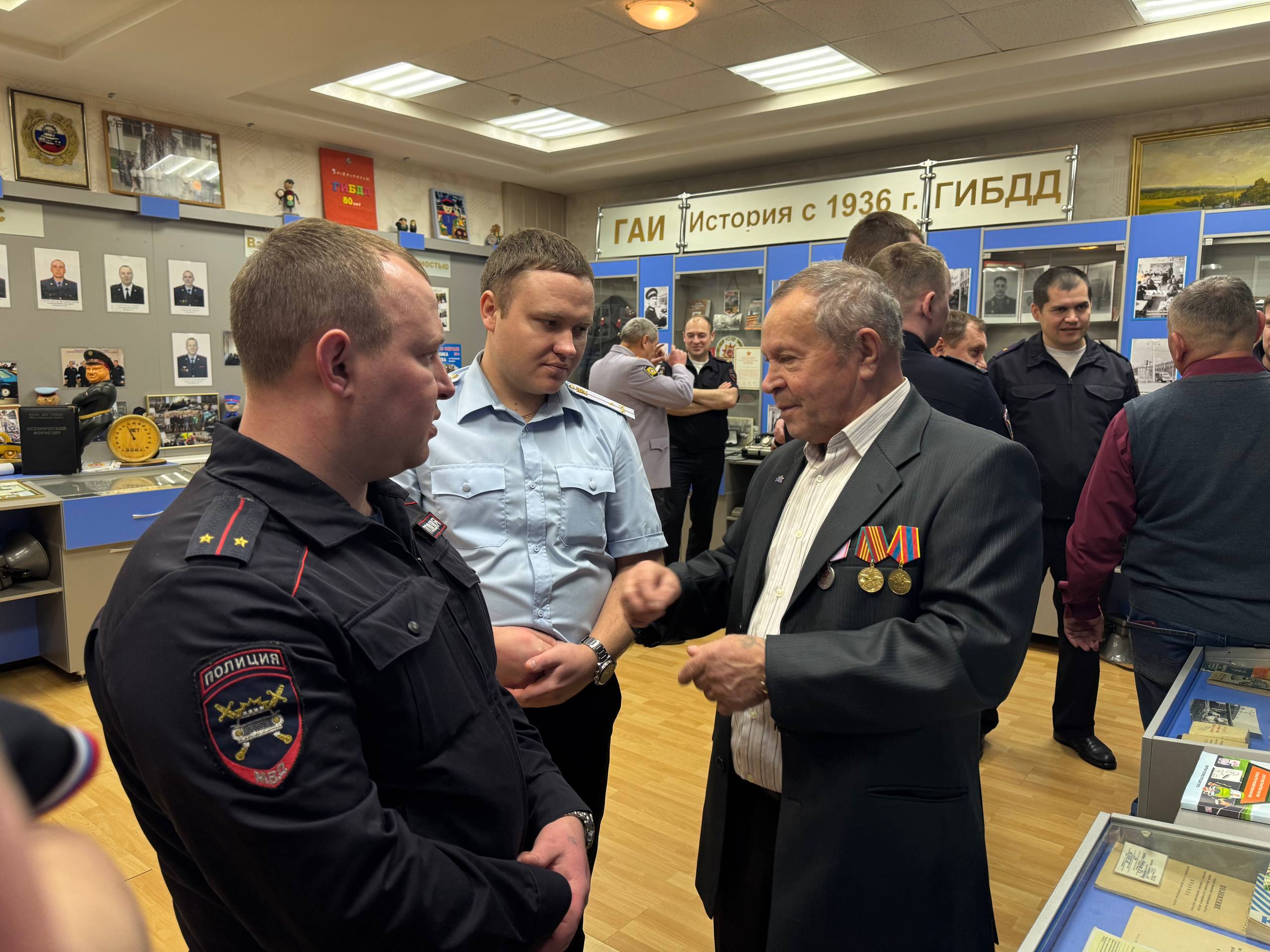 Заместитель главного государственного инспектора безопасности дорожного движения по Кировской области Сергей Лобанов поздравил личный состав с Днем образования регистрационно-экзаменационных подразделений Госавтоинспекции Заместитель главного государственного инспектора безопасности дорожного движения по Кировской области Сергей Лобанов поздравил личный состав с Днем образования регистрационно-экзаменационных подразделений Госавтоинспекции