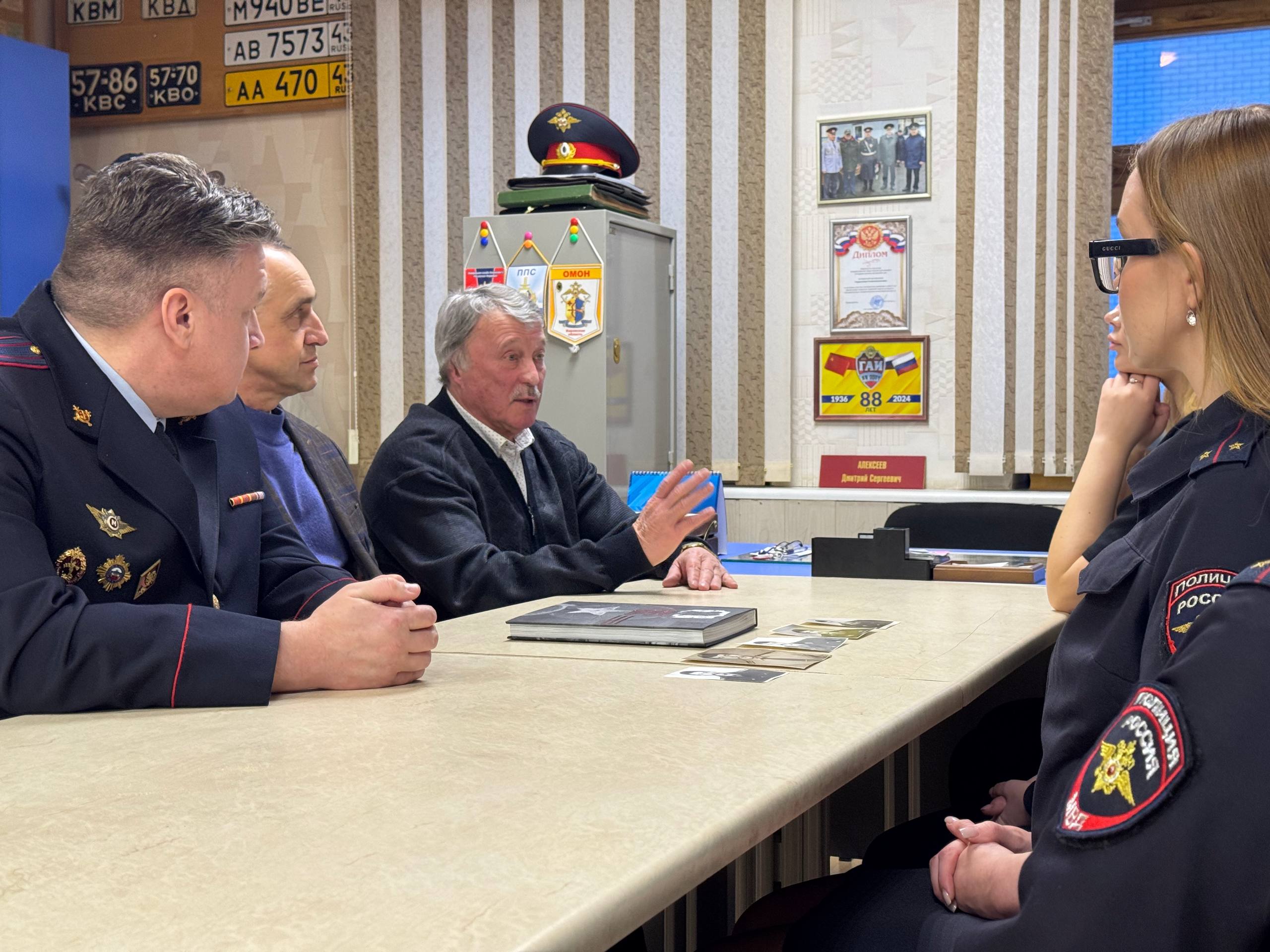 Заместитель главного государственного инспектора безопасности дорожного движения по Кировской области Сергей Лобанов поздравил личный состав с Днем образования регистрационно-экзаменационных подразделений Госавтоинспекции Заместитель главного государственного инспектора безопасности дорожного движения по Кировской области Сергей Лобанов поздравил личный состав с Днем образования регистрационно-экзаменационных подразделений Госавтоинспекции