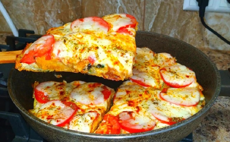 Ленивая пицца на сковороде: за 10 минут к итальянским вкусам