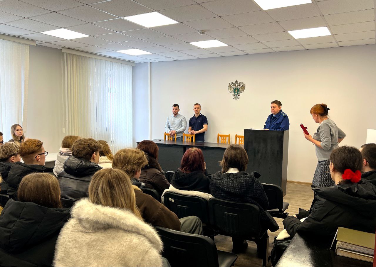 #профессияПрокурор. Слободской межрайонный прокурор Павел Суслов в рамках работы надзорного ведомства по правовому просвещению и нравственному воспитанию молодежи организовал встречу студентов 5 курса Уральского... #профессияПрокурор. Слободской межрайонный прокурор Павел Суслов в рамках работы надзорного ведомства по правовому просвещению и нравственному воспитанию молодежи организовал встречу студентов 5 курса Уральского...