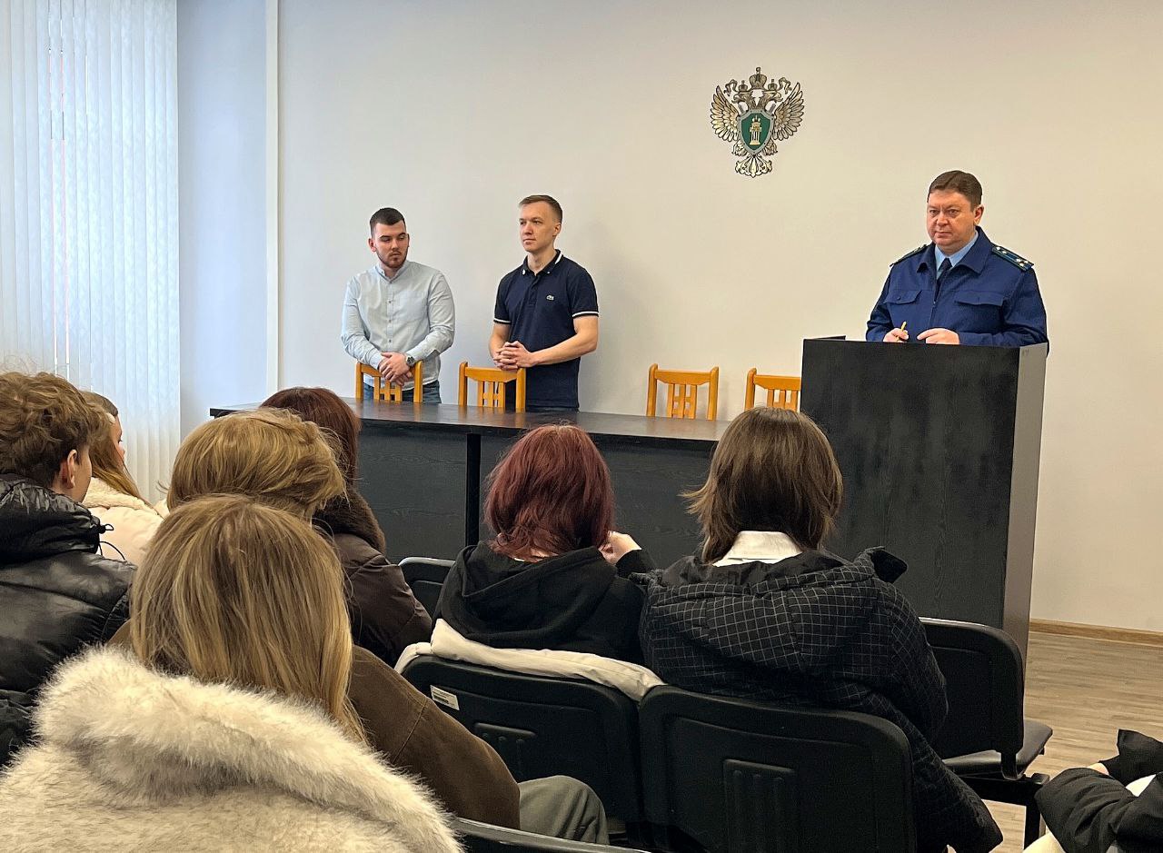 #профессияПрокурор. Слободской межрайонный прокурор Павел Суслов в рамках работы надзорного ведомства по правовому просвещению и нравственному воспитанию молодежи организовал встречу студентов 5 курса Уральского...