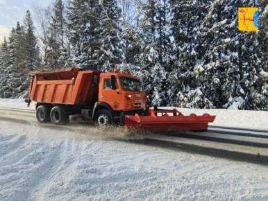 В Кировской области из-за рекордных снегопадов дорожные службы работают в усиленном режиме