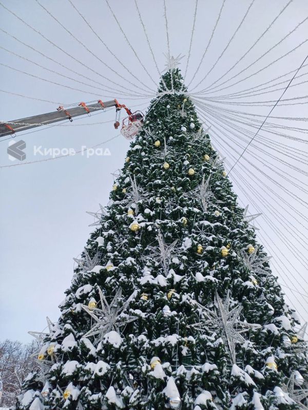 Весна близко!. Верная примета: на Театральной площади начали разбирать новогодние декорации