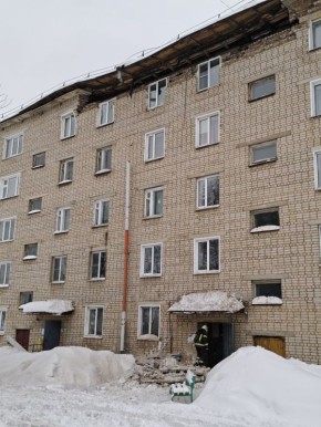 Прокуратура проводит проверку по факту обрушения элементов фасада и крыши многоквартирного дома в Яранске
