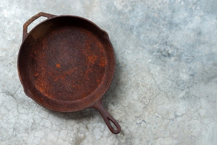 Как быстро избавиться от ржавчины на чугунной сковороде