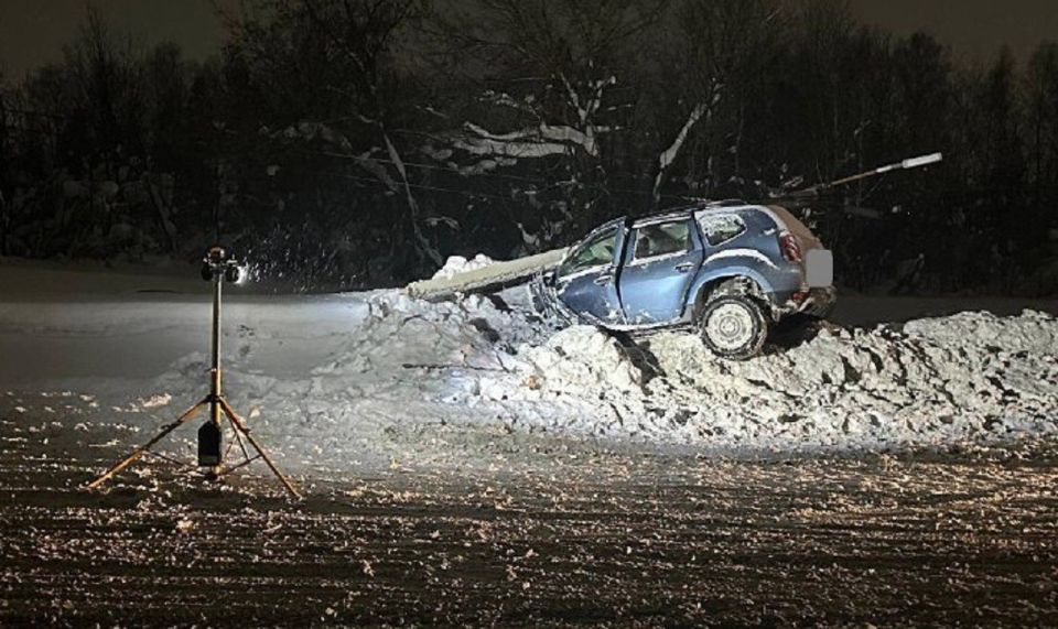 Поздним вечером 13 февраля в Нововятске на улице Советской водитель автомобиля «Рено Дастер» снес придорожный столб