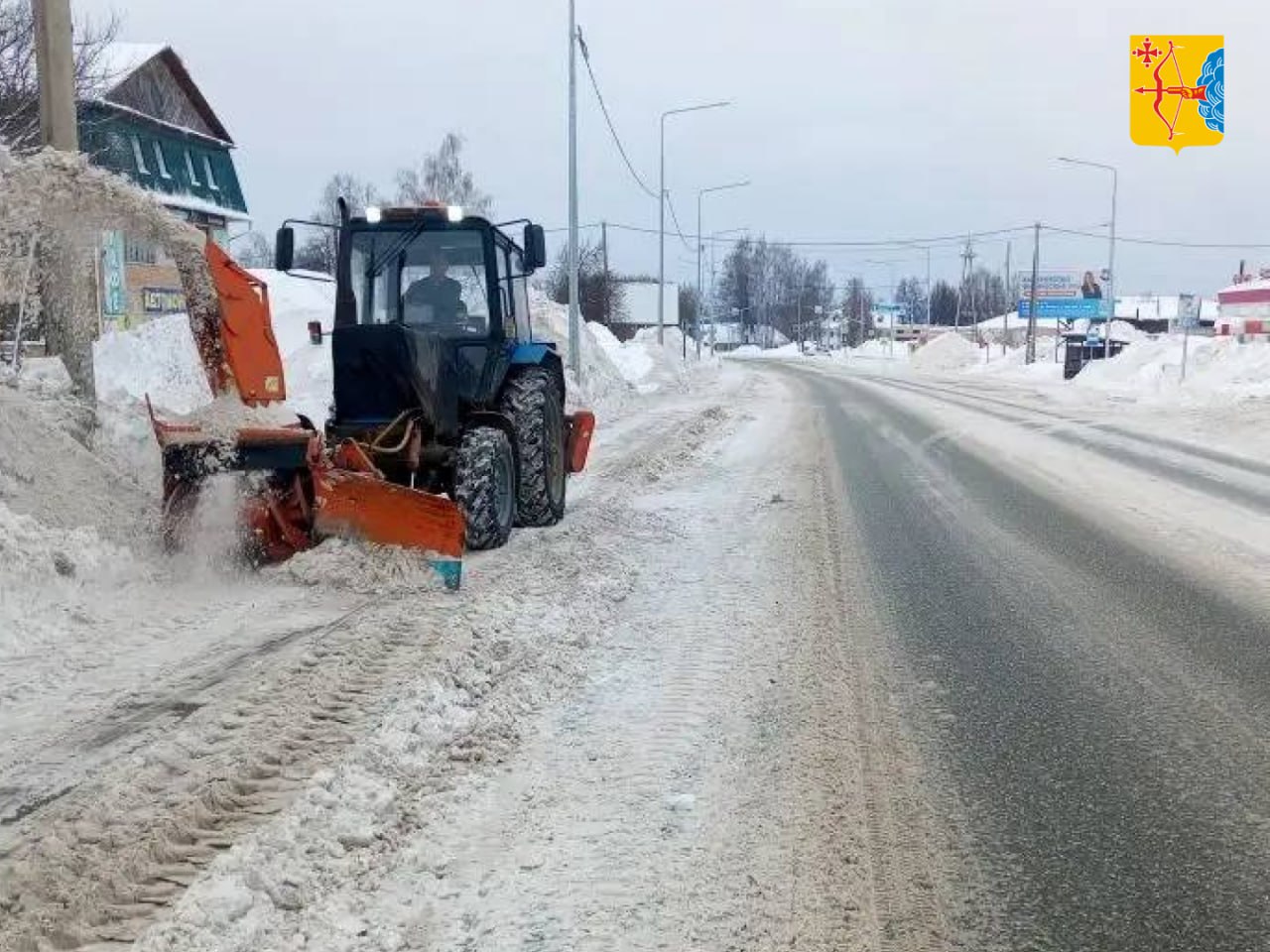 В Кировской области дорожники продолжают бороться с последствиями сильного снегопада