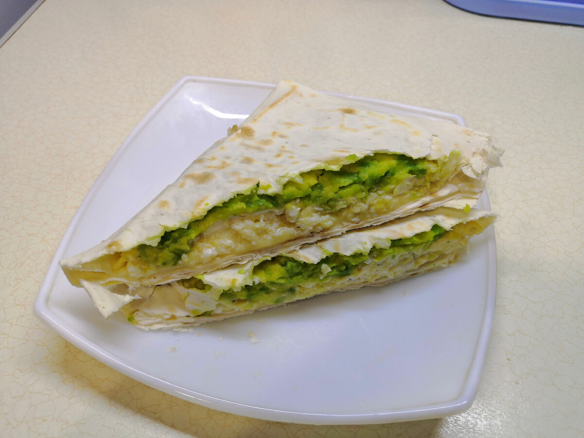 Завтрак, который покорит ваше сердце: конвертики из лаваша с авокадо и яйцом