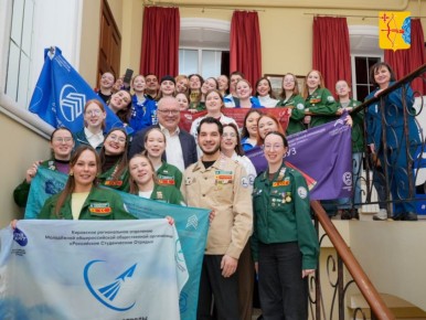 Губернатор Александр Соколов в День российских студенческих отрядов встретился с представителями регионального движения и поздравил ребят с праздником