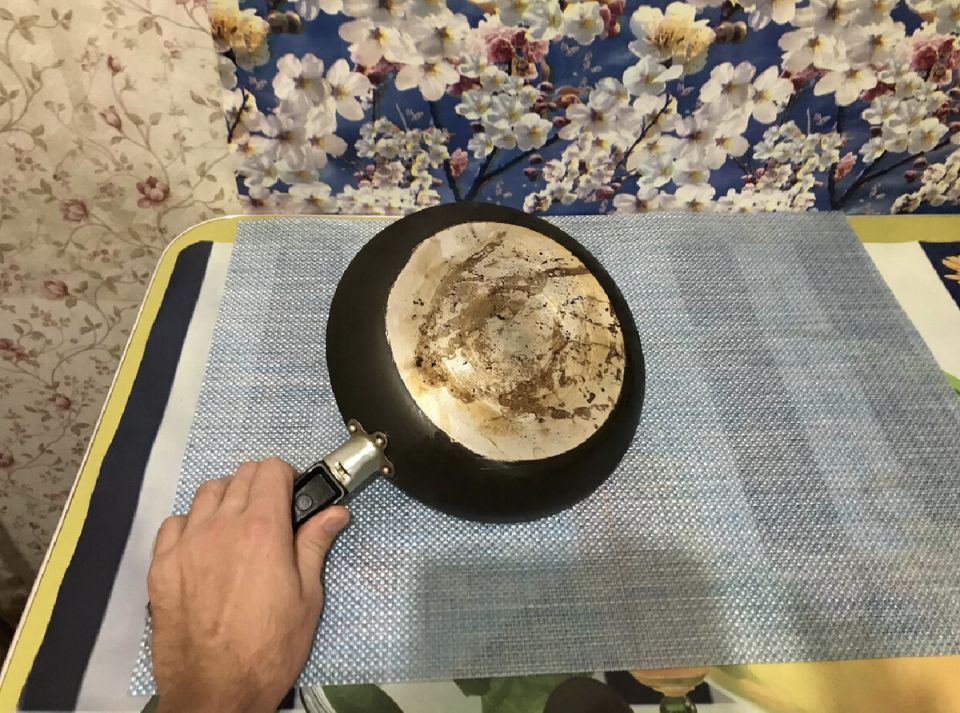 Идеальный способ очистки сковороды от нагара без варки