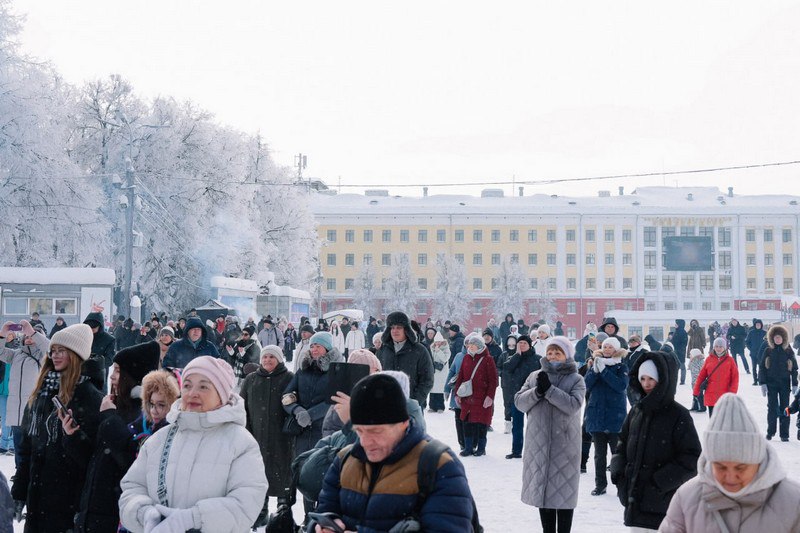 Масленичные гуляния на Театральной площади Кирова собрали сотни горожан и гостей Масленичные гуляния на Театральной площади Кирова собрали сотни горожан и гостей