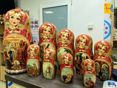 В Нолинске мастера расписали новую серию матрёшек по мотивам пушкинской «Сказки о царе Салтане»
