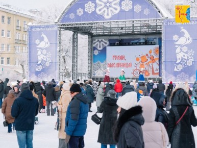 На Театральной площади в Кирове проходят масленичные гуляния