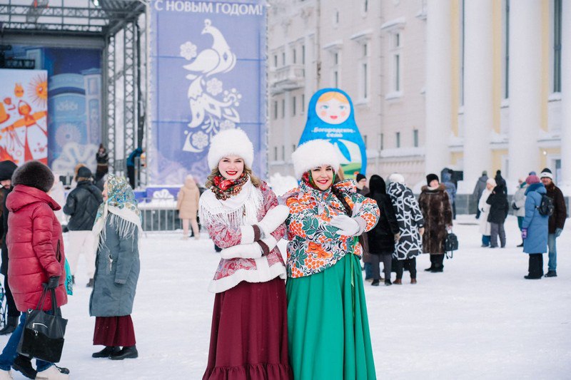Масленичные гуляния на Театральной площади Кирова собрали сотни горожан и гостей Масленичные гуляния на Театральной площади Кирова собрали сотни горожан и гостей