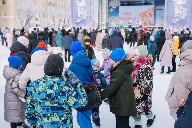 Масленичные гуляния на Театральной площади Кирова собрали сотни горожан и гостей Масленичные гуляния на Театральной площади Кирова собрали сотни горожан и гостей