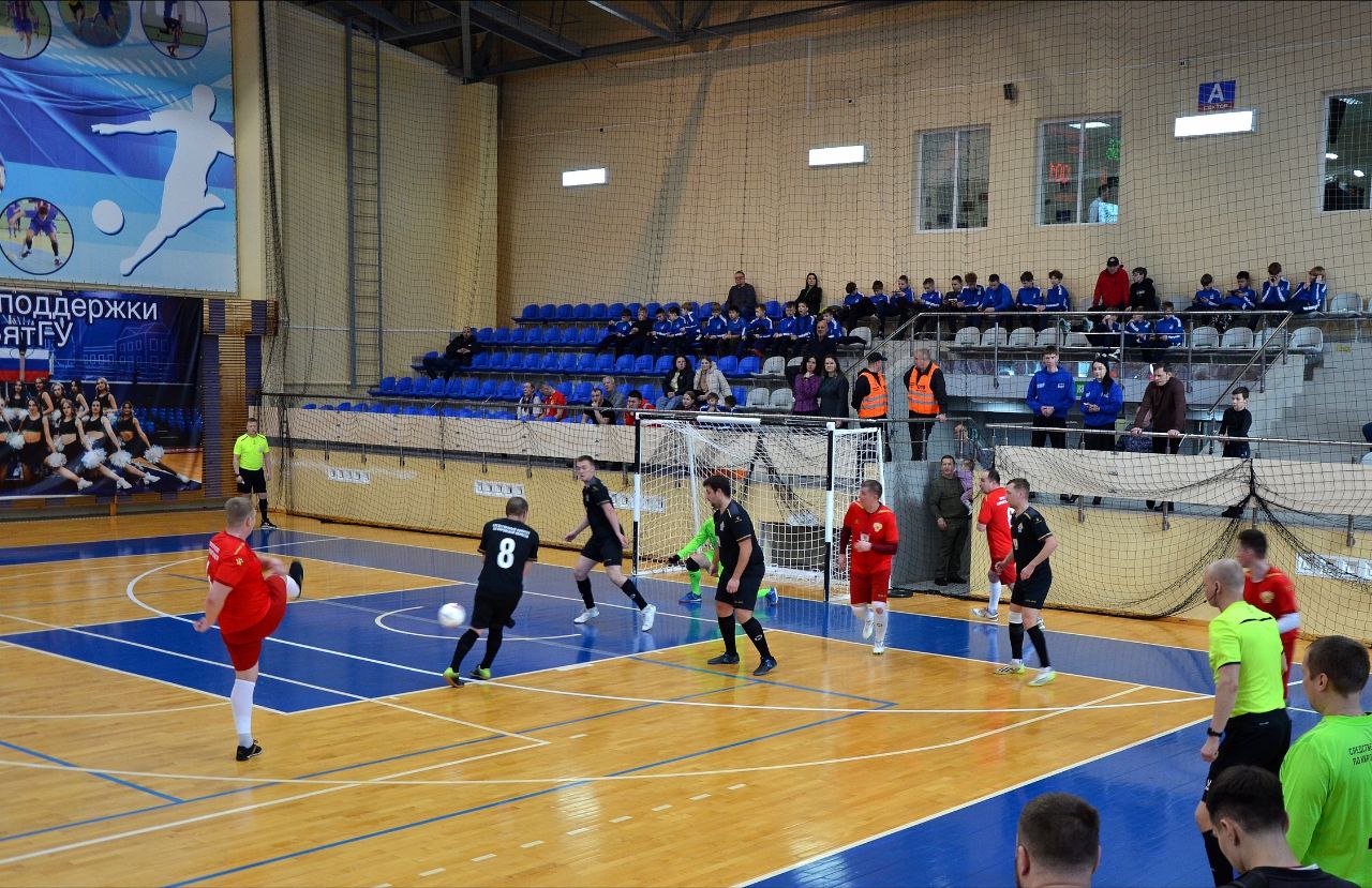 В преддверии Дня защитника Отечества в Кирове состоялся футбольный турнир, в котором приняли участие команды военных и силовых структур, органов власти и правопорядка, судейского сообщества и прокуратуры Кировской области В преддверии Дня защитника Отечества в Кирове состоялся футбольный турнир, в котором приняли участие команды военных и силовых структур, органов власти и правопорядка, судейского сообщества и прокуратуры Кировской области