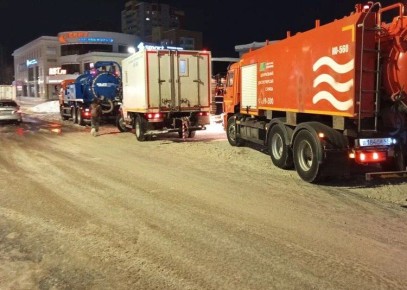 Городские службы оперативно устраняют аварию на сетях водоснабжения в районе улиц Милицейской и Ленина