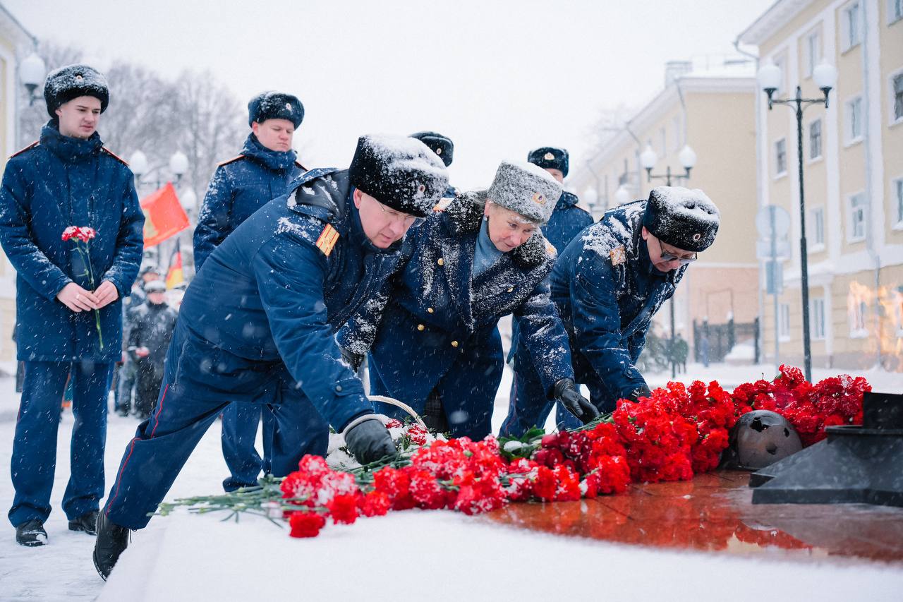 Офицеры СУ СК России по Кировской области и ветераны следствия приняли участие в памятном мероприятии, посвященном Дню защитника Отечества Офицеры СУ СК России по Кировской области и ветераны следствия приняли участие в памятном мероприятии, посвященном Дню защитника Отечества