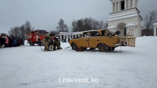В Слободском сегодня проходят показательные выступления подразделений МЧС, посвященные Дню защитника Отечества