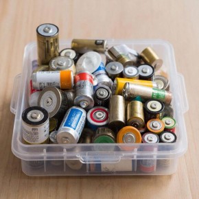 Почти половина россиян (45%) сдают батарейки, градусники и лампы в специальные пункты приема или контейнеры для раздельного сбора