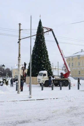 #кактамусоседей. В Костроме начали убирать главную новогоднюю елку
