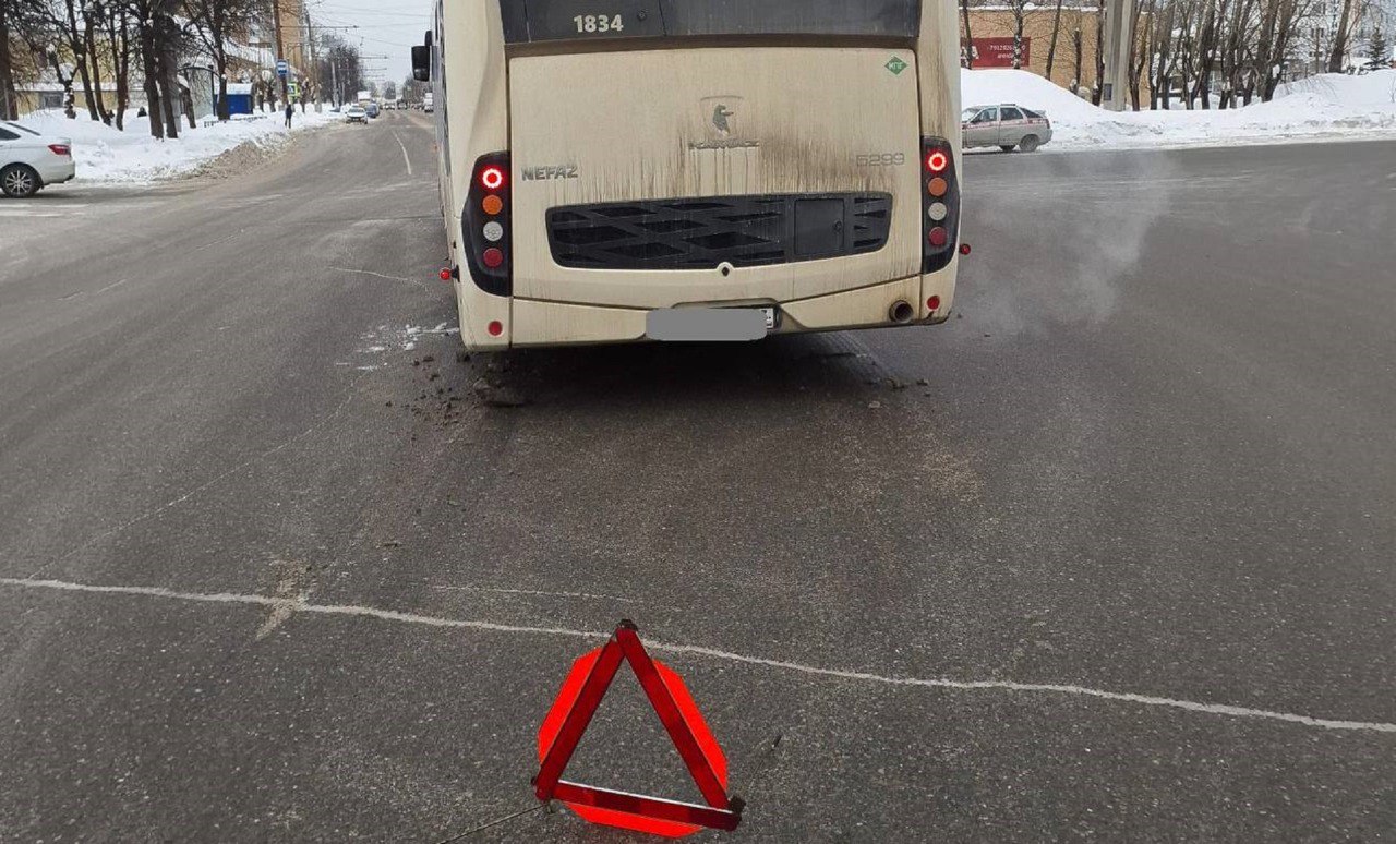 В среду, 25 февраля, в 6 часов 30 минут на Октябрьском проспекте произошло столкновение автобуса НЕФАЗ городского маршрута № 46 и автомобиля «Фольксваген Поло»