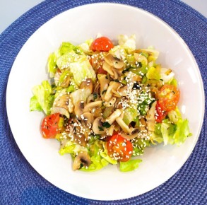 Теплый салат с грибами: быстрый завтрак для здорового начала дня