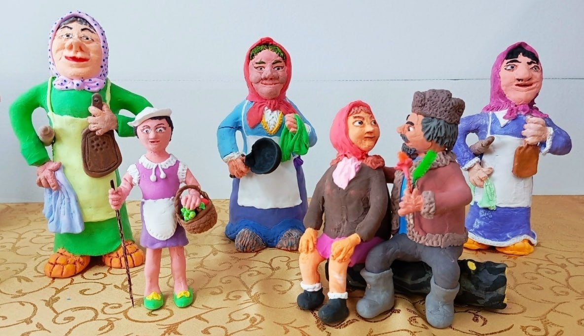 Выставку «Мир пластилиновых чудес» приготовили для посетителей Тужинской библиотеки