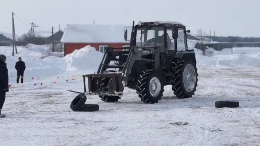 В селе Старый Ирюк Малмыжского района состоялось «Трактор-шоу» — зимняя спартакиада по мастерству вождения трактора