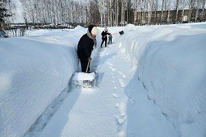 “Снежный десант”: зуевская молодежь собралась на субботник