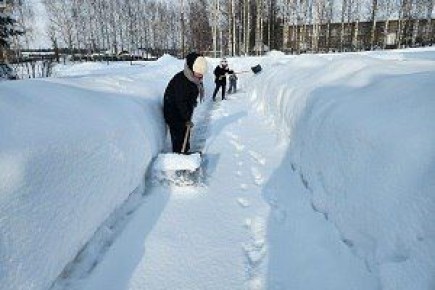 “Снежный десант”: зуевская молодежь собралась на субботник
