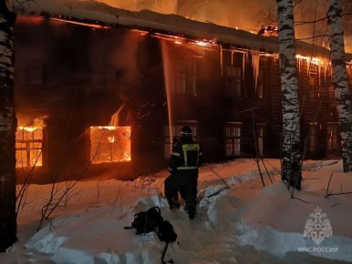 8 человек эвакуированы при ночном пожаре в Кирове