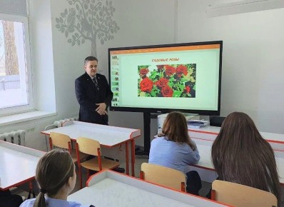 Весенние темы: школьники из Куменского района узнают, как выращивать розы на уникальных уроках ботаники