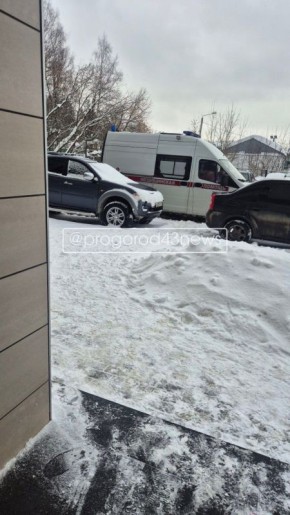 На улице Монтажников с крыши многоэтажки на женщину упал снег, сообщает Про город Киров